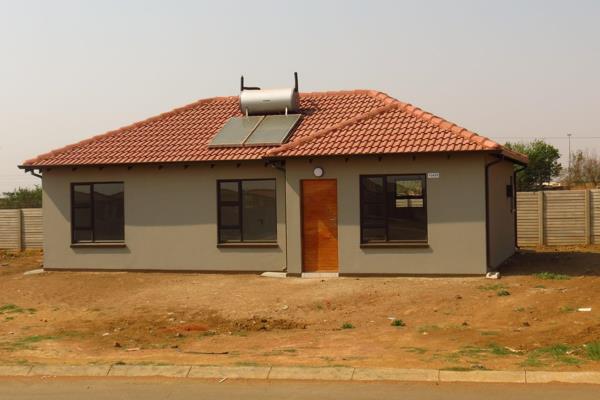 This charming three-bedroom 2bathroos house located in Windmill Park, Boksburg, offers a ...