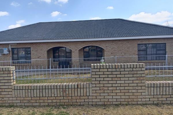 Lovely 3 Bedroom house with 2 Bathrooms. Open plan lounge with modern kitchen with fridge and glasstop stove. Big yard with lovely ...