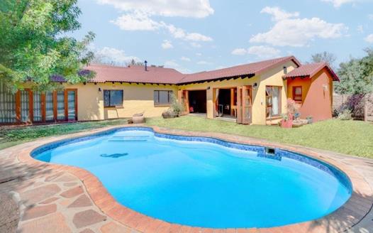 5 Bedroom House for sale in Weltevreden Park