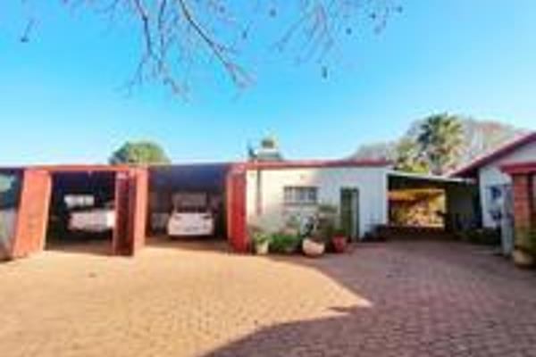 2 bathrooms

double garage

plus a granny flat for gran or young adult

call me 

MLLS MANDATE