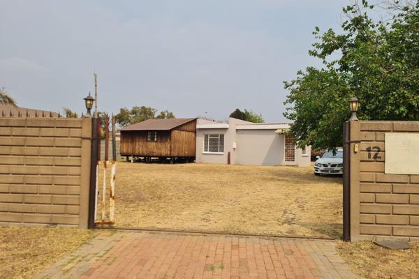 2 bed home with bathroom. 
Kitchen and lounge 
3 carports .
1 bed wooden cottage with ...