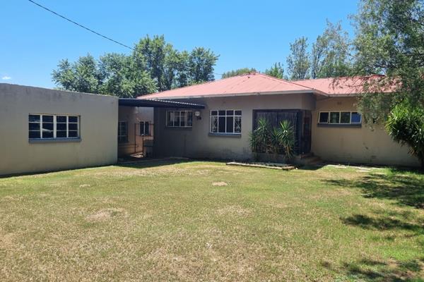 This 3-bedroom house, with built-in cupboards, offers practical living with a full bathroom and separate toilet. The backyard features ...