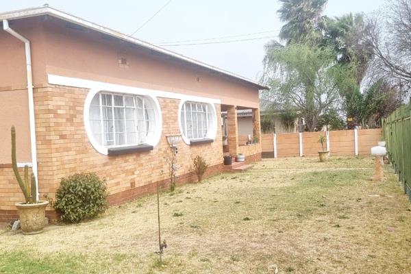 This house in Homelake offers 3 large bedrooms with BICs, bathroom with shower over bath. Spacious kitchen. Entrance hall. TV Room ...