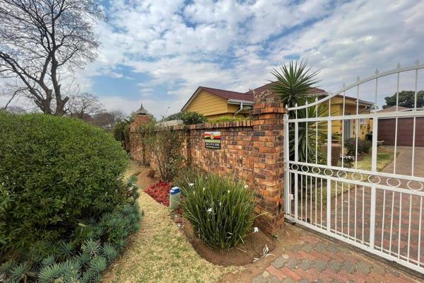 This lovely family home is situated in the well established suburb of Boksburg South.

The main House consists of:
1 x Entrance ...