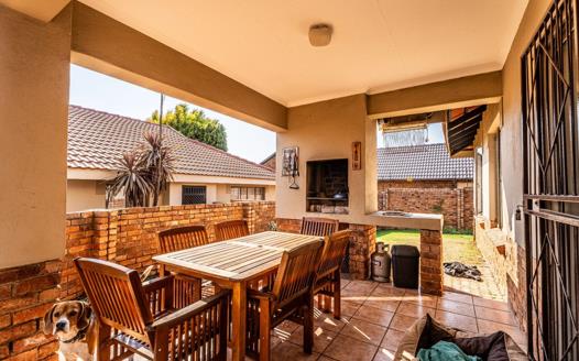 2 Bedroom Townhouse for sale in Rooihuiskraal North