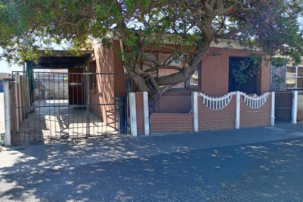 This property is situated in a nice part of Lentegeur and consist of 3 bedrooms(main with built-in -cupboards), fully fitted kitchen ...