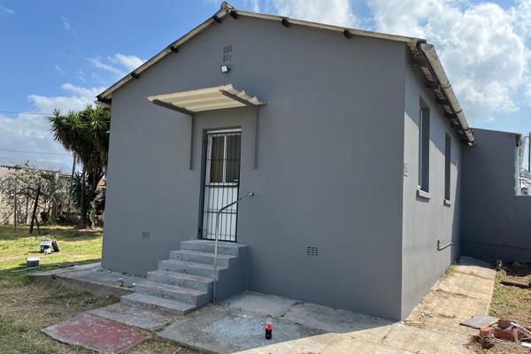 This loose standing house is renovated and modern
Pet fiendly
2 bedrooms with bic
Bathroom with shower, basin and toilet
Open plan ...