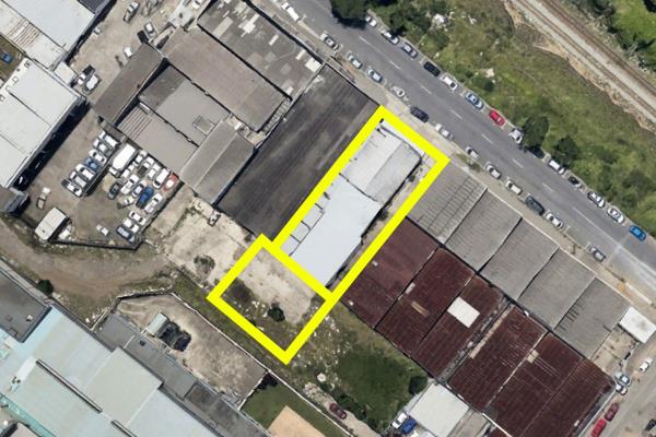 Extent: +/- 589 sqm &amp; +/- 294 sqm | GLA: +/- 396 sqm

+/- 369 sqm warehouse with a ...