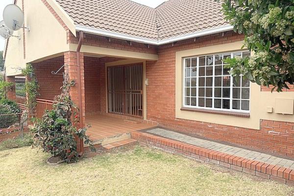 *** Choose your own new paint***

North facing house.  Laminated throughout, lounge ...