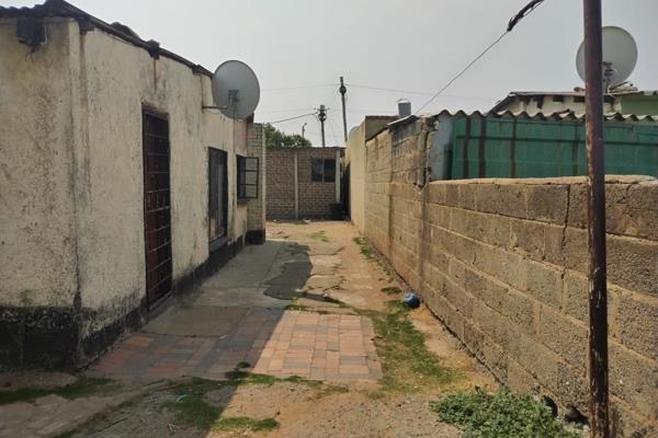 This 3 bedroom home is located is a busy road of Daveyton  , making it very attractive to anyone who&#39;s looking for an investment ...