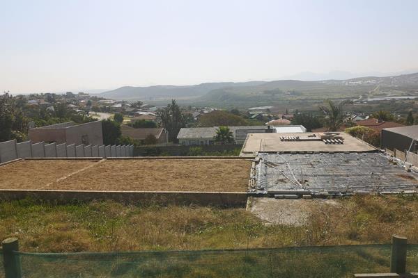 Vacant land for sale in the sought-after Hartenbos Heuwels offering 974 square meters of ...