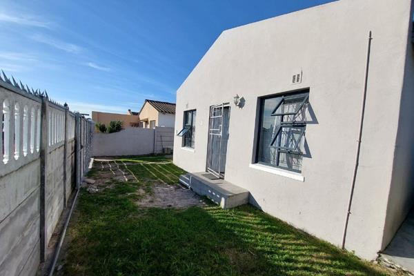 Sitting on a 220 square meter Erf in Montrose Park, Lentegeur, this freehold home, just listed on the market, is perfect for families ...