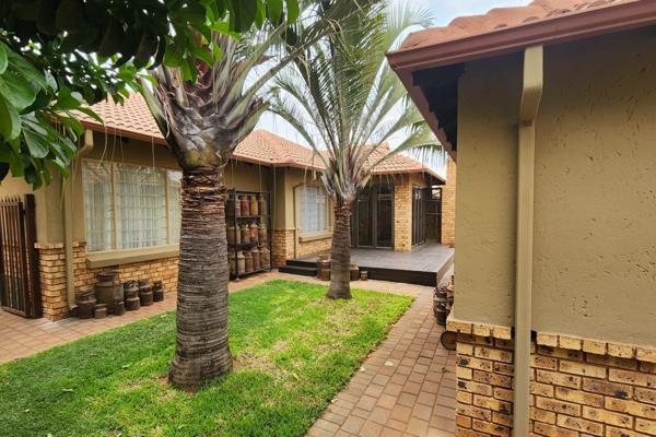 On show by appointment.
Extremely neat  and spacious Townhouse in Pafuri Mews. 
Open plan lounge and dining room. Aircon in the ...