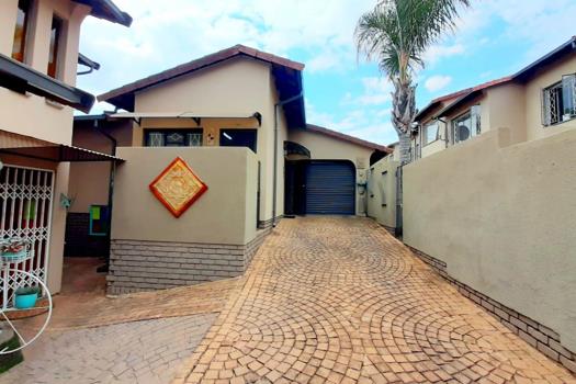 3 Bedroom Townhouse for sale in Roodekrans