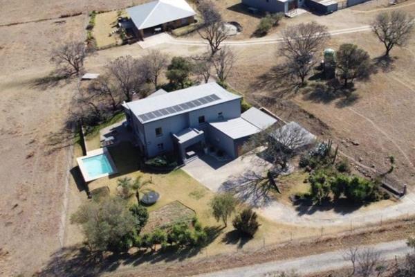 Stunning, well maintained 8 hectare in Boschkop with beautiful views.

Main house consists of 4 x bedrooms with 3.5 bathrooms (all ...