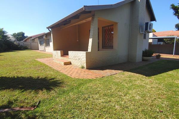 Spacious 3 bedroom  house in Centurion available 1 November

it is located in a quiet area in Kloofsig, Centurion.
It offers easy ...