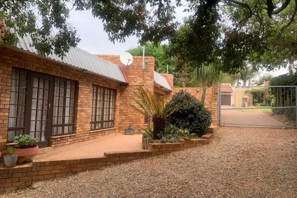 3 Bedrooms
2 Bathrooms
2 Living areas
Open lock up garages
Braai area
