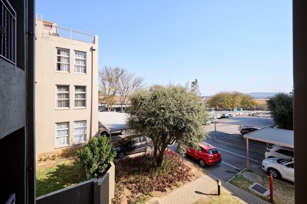 Nestled in the heart of Sunninghill, this 2 bedroom 2 bathroom apartment is the ideal lock up and go!

The open plan kitchen has space ...