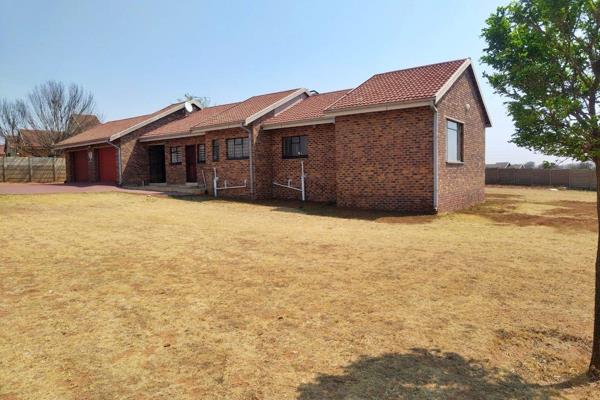 This lovely family home offers you the living areas tiled, dining room and family room. Charming wooden kitchen with plenty of cupboard ...