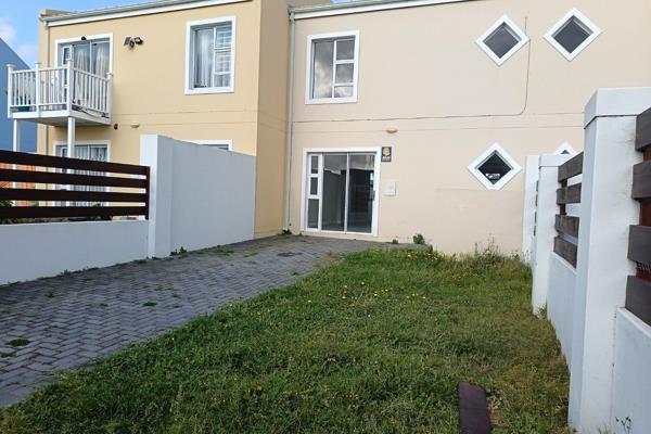 Enjoy this Morden 2-bedroom apartment, situated in the heart of Parsons vlei in New horizon Village.
 You will be captured by a ...