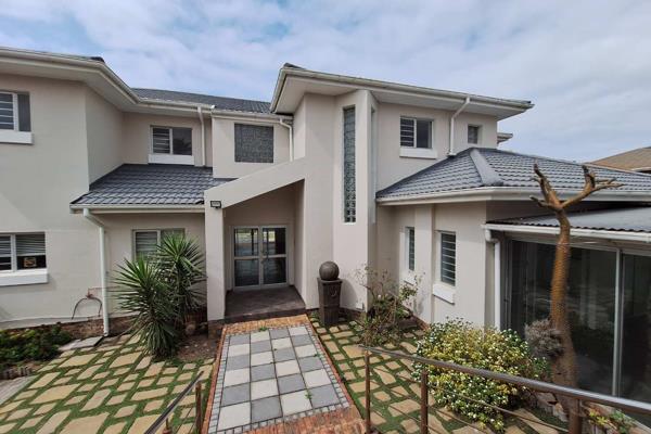 Spectacular views from this double storey beachfront property in Bluewater Bay.  
Grand entrance that sets the tone for what is to ...