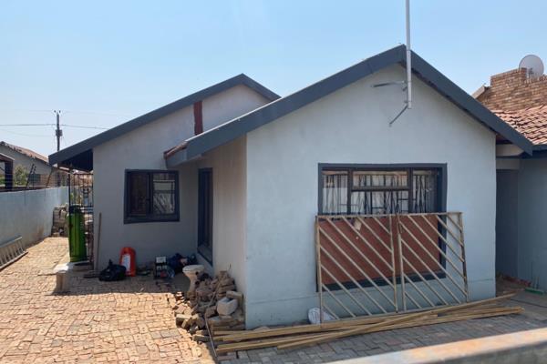 This well-priced home in the quiet neighborhood of Ivy Park, Polokwane, is a fantastic ...