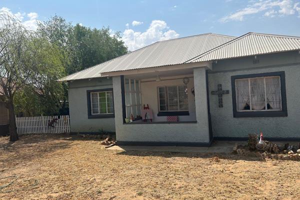 Dont miss this one. Just move into this cute property in Vierfontein Noord. You will be surprised how safe and happy you will feel here ...