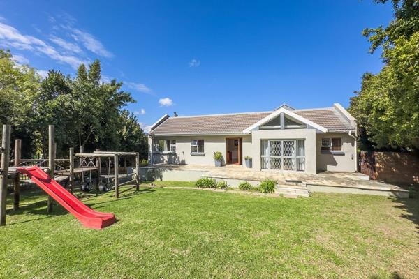 Welcome to this delightful three-bedroom, three-bathroom home in the heart of Somerset West, offering a perfect blend of comfort ...