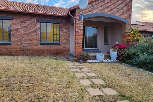 This SIMPLEX townhouse is situated in the very sought after Mooikloof Ridge Estate. This property offers you a very nice and newly ...