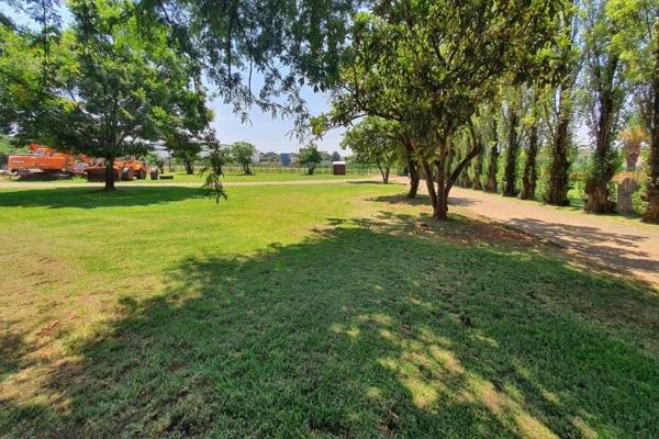 Prime location property situated with easy access to the R21 Highway.Ample yard space for trucks, earth moving equipment and ...