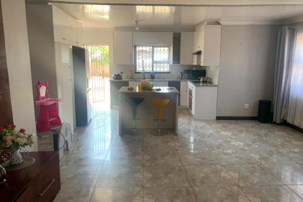 A lovely 3 bedroom house to rent in Meredale. 
Situated in a friendly, secured and quiet neighbourhood.
Features include 3 spacious ...