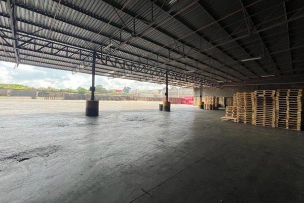 This spacious warehouse offers a total area of 23,734m&#178;, including 270m&#178; of ...