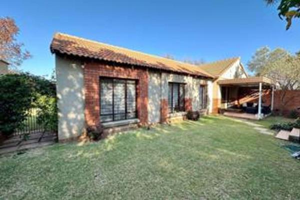 A Beautiful simplex not to be missed !! Secure living in Rietvlei Ridge country Estate.

SOLAR SYSTEM A BONUS , 5 Kw inverter, 2 x ...