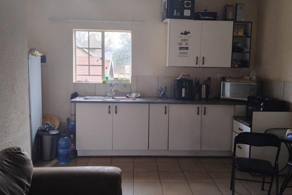 1-Bedroom flat in Rustenburg Central, fully tiled and
well-maintained with built-in cupboards.
The bedroom features  built-in ...