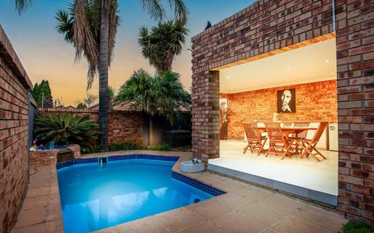 2 Bedroom House for sale in Weltevreden Park