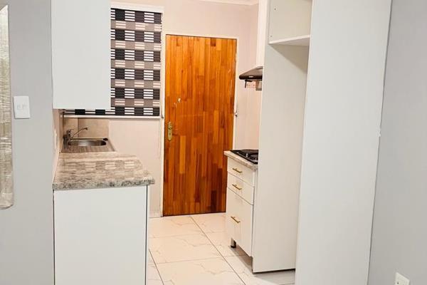 *TOEKOMSRUS EXT 2 PHASE 5 HOUSE FOR RENTAL FOR R5000PM* 

Kitchen Fitted 
Open Plan Lounge 
2 Bedrooms 
1 Bathroom 
Parking Galore 
Pet ...