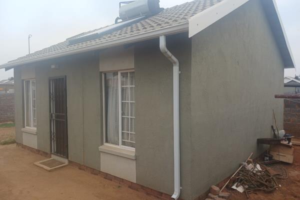 2 Bedrooms with BIC 
Lounge 
Kitchen with BIC 
Bathroom 
Tiled 
Paved 
Wall fence and gate 
Boom gate 

Here is a beautiful ...