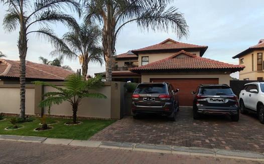 3 Bedroom House for sale in Glen Marais