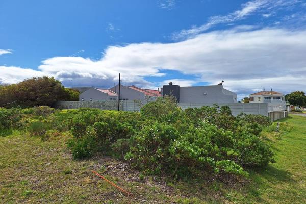 This is one of the last remaining vacant plots available in Sandbaai.
Situated in a ...