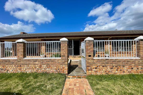 Introducing the beautiful home on Handel Road.

This charming 3 bedroom house is perfect for family living, offering both comfort and ...