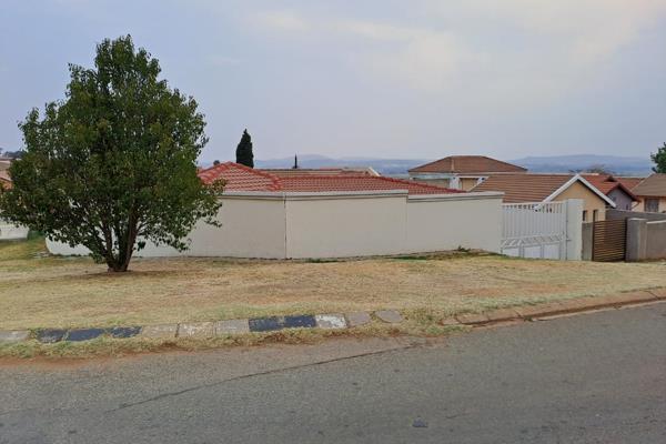 Have a look at this neat three bedroom home available in extension 13 Naturena Johannesburg South. All bedrooms have cupboards, modern ...