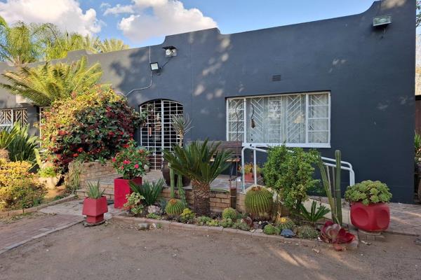 Introducing an extra ordinary lifestyle opportunity approximately 8 km outside Upington.
The open plan lounge and dining room is ideal ...