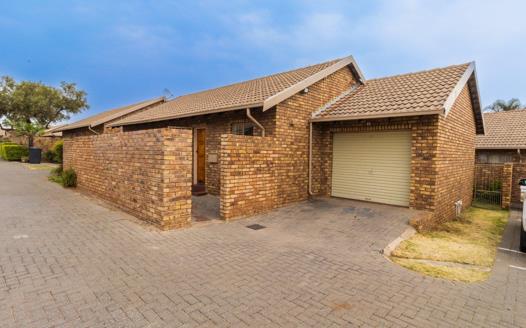 2 Bedroom Townhouse for sale in Rooihuiskraal North