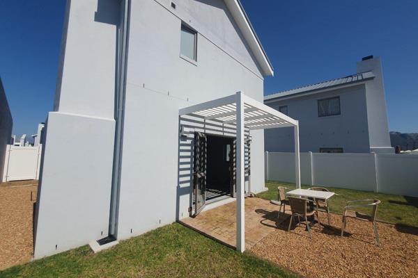 This lovely, modern, 3-bedroom home is available in Le Parc Estate, Paarl and is located near various shopping malls and wine farms ...