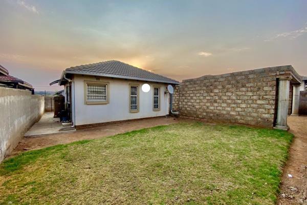 Local is lekker!!! 
This Two bedrooms house is perfect for a start up family and young couple found in the heart of Klarinet.
It ...