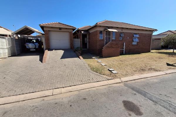 This lovely home comprises of 3 bedrooms, 2 bathrooms, Open plan lounge and kitchen, 1 garage and one locked carport