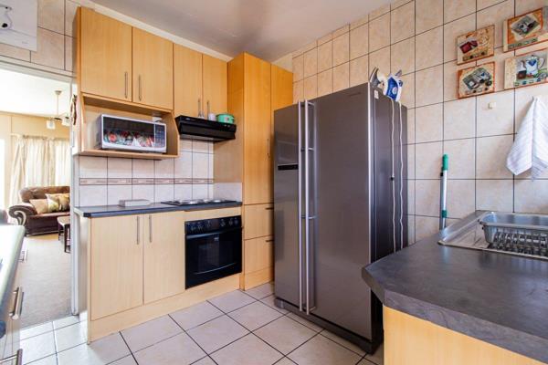 Welcome to this exclusive sole mandate property in Vanderbijlpark. Featuring a lovely kitchen equipped with built in cupboards, a ...