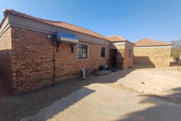 3 Bedroom house with a flat for sale in Freemanville!!!

House:

* 3 x Bedrooms * 2 x Bathrooms

Kitchen

Dining room

Living ...