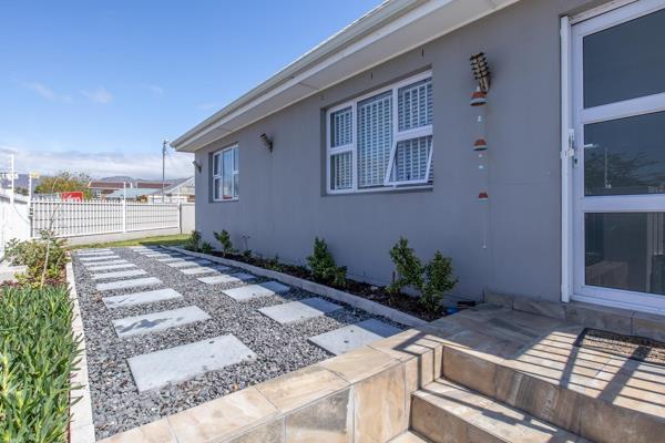 This fully renovated immaculately presented home features stunning good-quality finishes throughout and is conveniently located above the line in Heathfield / Lower Bergvliet pocket.

You will love the open plan lounge and ...