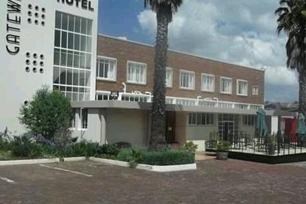 25 rooms all with en suite bathrooms, 2 bar areas, conference room accommodating 70 people and more parking. R 16 000 000 neg.  ...